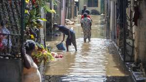 epa12566451 Sri Lankan flood-affected people clean their mud- and water-covered home in a flood-affected village in a suburb of Colombo, Sri Lanka, 03 December 2025. According to the Sri Lanka Disaster Management Center, more than 470 people have been killed, and 376 went missing around the country due to the floods caused due to heavy rains.  EPA/CHAMILA KARUNARATHNE
