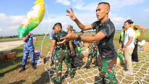 epa12571210 Indonesian National Armed Forces troops load aid supplies to be airlifted to flood-affected areas using helicopters and small planes at Sultan Iskandar Muda Military Airport, in Aceh, Indonesia, 05 December 2025. According to the National Disaster Management Agency, floods and landslides triggered by Tropical Cyclone Senyar have killed more than 800 people across the provinces of Aceh, North Sumatra, and West Sumatra.  EPA/HOTLI SIMANJUNTAK