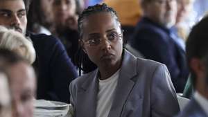A rapper Eva Cruzeiro, conhecida pelo nome artístico Eva Rapdiva, aplaude durante um almoço de apoio ao secretário-geral do Partido Socialista (PS), Pedro Nuno Santos (ausente da foto), em Queluz, 13 de maio de 2025. JOSÉ SENA GOULÃO/LUSA