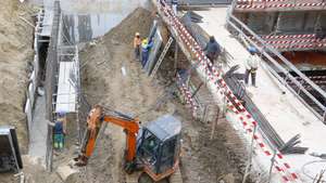 Trabalhadores da construção civil numa obra perto do Marquês de Pombal, em Lisboa, 12 de fevereiro de 2025. Habitação. Arquitetura. Construção Civil. Trabalho. Imigrantes. ANTÓNIO PEDRO SANTOS/LUSA