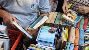 Visitantes da 12.ª edição da Feira do Livro do Porto nos jardins do Palácio de Cristal, Porto, 22 de agosto de 2025. Fundada em 1930, a Feira do Livro do Porto é desde 2016 organizada pela autarquia local. JOSÉ COELHO/LUSA
