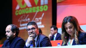 O presidente da Associação Nacional dos Municípios Portugueses (ANMP), Pedro Pimpão (C), acompanhado pela Mesa do Congresso da ANMP, Luísa Salgueiro (D), durante o XXVII Congresso da Associação Nacional de Municípios Portugueses, em Viana do Castelo, 13 de dezembro de 2025. Sob o lema "Poder Local - A proximidade que transforma Portugal", o congresso realiza-se, em Viana do Castelo, nos dias 13 e 14 de dezembro de 2025. ESTELA SILVA/LUSA