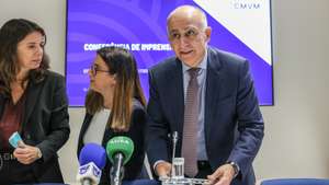 O presidente do Conselho de Administração da Comissão do Mercado de Valores Mobiliários (CMVM), Luís Laginha de Sousa (D), durante a conferência de imprensa de lançamento do Comparador de Planos Poupança Reforma sob a forma de Fundos de Pensões, em Lisboa, 15 de dezembro de 2025. O lançamento desta ferramenta insere-se na estratégia da CMVM de promover a transparência e o acesso a informação objetiva sobre instrumentos financeiros aos investidores e é uma das iniciativas previstas no Plano Estratégico para 2025-2028. MIGUEL A. LOPES/LUSA