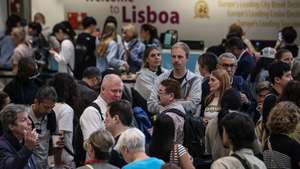 A maior parte dos controles de embarque do aeroporto Humberto Delgado em Lisboa, está a funcionar, registando-se às 10h00, dez voos cancelados e uma longa fila para a recuperação de bagagem perdida, 29 de abril de 2025. TIAGO PETINGA/LUSA