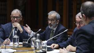 O ministro de Estado e dos Negócios Estrangeiros, Paulo Rangel (C), intervém na sua audição perante a Comissão de Negócios Estrangeiros e Comunidades Portuguesas, na Assembleia da República, em Lisboa, 16 de dezembro de 2025. MIGUEL A. LOPES/LUSA