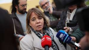A candidata presidencial apoiada pelo Bloco de Esquerda (BE), Catarina Martins, presta declarações aos jornalistas à chegada para uma visita à Universidade de Évora, 18 de dezembro de 2025. NUNO VEIGA/LUSA