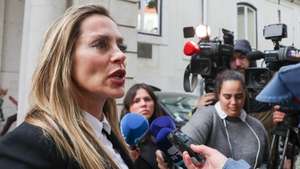 A candidata à Presidência da República, Joana Amaral Dias, fala à comunicação social durante a entrega de assinaturas ao Tribunal Constitucional, em Lisboa, 18 de dezembro de 2025. JOÃO RELVAS/LUSA