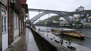 O trânsito de velocípedes e de transporte público do tabuleiro inferior da ponte D. Luiz I, que liga as cidades do Porto e de Vila Nova de Gaia, foi hoje aberto depois ter estado encerrado para reabilitação desde outubro de 2021, no Porto, 14 de abril de 2023. FERNANDO VELUDO/LUSA