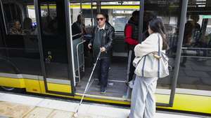 O presidente da Associação dos Cegos e Amblíopes de Portugal (ACAPO) de Coimbra, José Cadeiro, à saida do metrobus, com piso diferente, e avisos sonoros frequentes, que tornam o Sistema de Mobilidade do Mondego (SMM) inclusivo, seguro e com condições para pessoas cegas e com baixa visão viajarem de forma autónoma. Numa viagem de ´metrobus´ com a agência Lusa, fez uma “avaliação muito positiva” do novo sistema de mobilidade da cidade, em Coimbra, 18 de dezembro de 2025. (ACOMPANHA TEXTO DA LUSA DO DIA 20 DE DEZEMBRO DE 2026) PAULO NOVAIS/LUSA