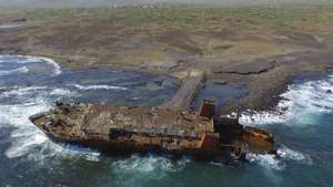 Imagem aéra da embarcação Pentalina B que está naufragado há onze anos e meio perto de Moia Moia e a população já se habituou a conviver com o navio defunto e os curiosos, Moia Moia, na costa leste da ilha de Santiago, Cabo Verde, 12 de dezembro de 2025. (ACOMPANHA TEXTO DA LUSA DO DIA 22 DE DEZEMBRO DE 2025). ELTON MONTEIRO/LUSA