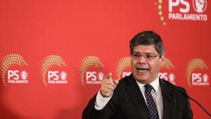 O líder parlamentar do Partido Socialista (PS), Eurico Brilhante Dias, usa da palavra durante o jantar de Natal do grupo parlamentar na assembleia da República em Lisboa, 18 de dezembro de 2025.  TIAGO PETINGA/LUSA