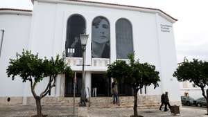 Fachada do edifício do Cine-Teatro Florbela Espanca, recentemente remodelado após mais de dez anos encerrado, em Vila Viçosa, 06 de novembro de 2025. NUNO VEIGA/LUSA