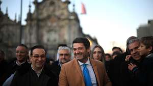 O candidato do Chega às eleições presidenciais André Ventura (C) durante uma ação de campanha, no Porto, 23 de dezembro de 2025. ESTELA SILVA/LUSA