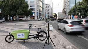 Um membro da Associação Sistema Terrestre Sustentável (ZERO), analisa os níveis de qualidade do ar na praça Duque de Saldanha, no Dia Europeu sem carros, em Lisboa, 22 de setembro de 2023. Nesta iniciativa de rua, é realizada a avaliação em tempo real, de parâmetros como o dióxido de azoto ou as partículas inaláveis e fina. ANTÓNIO PEDRO SANTOS/LUSA
