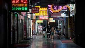 As ruas do NAPE e do ZAPE estão com poucos residentes e turistas a circularem à noite, Macau, 2 de outubro de 2025. O fim dos casinos-satélite vai trazer problemas para o comércio em geral e para as lojas de penhores, em Macau. (ACOMPANHA TEXTO DA LUSA DE 05-10-2025) GONÇALO LOBO PINHEIRO/LUSA