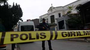 epa12419242 (FILE) -Turkish forensic police officers arrive the residence of the Saudi consul for investigation in Istanbul, Turkey, 17 October 2018 (reissued 01 October 2025). Saudi journalist and former editor-in-chief of Al-Watan, Jamal Khashoggi, was killed in October 2018 at the Saudi consulate in Istanbul, sparking a major international investigation and diplomatic crisis. He entered the Saudi Consulate in Istanbul on the 02 of October and was murdered inside the building. Saudi authorities admit Khashoggi was killed after weeks of denial, claiming it was a rogue operation. UN Special Rapporteur Agnes Callamard concluded 26 June 2019, that Khashoggi's killing was a premeditated execution and that high-level Saudi officials are likely responsible.  EPA/SEDAT SUNA *** Local Caption *** 54707574