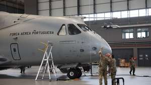 Militares obsevam um KC-390 na oficina de manutenção, que foi hoje visitada pelo ministro da Defesa Nacional, Nuno Melo, e o seu homólogo da Suécia, Pål Jonson, na Esquadra 506 da Força Aérea, Base Aérea n.º 11, Beja, 18 de setembro de 2025. NUNO VEIGA/LUSA