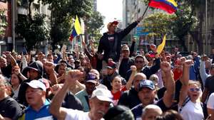epa12623303 Government supporters stage a rally near the Mireflores Palace demanding the 'return' of Venezuelan President Nicolas Maduro, Caracas, Venezuela, 03 January 2026. US President Donald Trump has announced that the United States has 'successfully captured' Venezuelan President Nicolas Maduro and his wife following a series of large-scale military strikes on Caracas on 03 January 2026. The Venezuelan government has accused Washington of launching a wave of military attacks against civilian and military targets across the country early 03 January morning.  EPA/MIGUEL GUTIERREZ