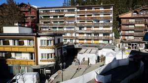 epa12625483 The entrance of the "Le Constellation" bar and lounge, is pictured, in Crans-Montana, Switzerland, 04 January 2026. At least 40 people lost their lives and over 100 were severely injured in the fire that devastated the bar 'Le Constellation' on New Year's Eve in the Swiss Alps resort of Crans-Montana.  EPA/JEAN-CHRISTOPHE BOTT