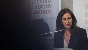 A ministra da Justiça, Rita Alarcão Júdice, usa da palavra durante a cerimónia de posse dos novos diretores-Adjuntos do Centro de Estudos Judiciários e sessão de encerramento do 1.º Ciclo dos Cursos de Formação Inicial de Magistrados 2024/2025, no Centro de Estudos Judiciários em Lisboa, 15 de julho de 2025. TIAGO PETINGA/LUSA