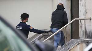 Um dos arguidos no caso de burlas “Olá pai, olá mãe” à chegada ao Tribunal de Leiria para o início do julgamento de 10 arguidos e três sociedades, em Leiria, 10 de abril de 2025. Aos três principais arguidos, um dos quais em prisão preventiva, estão imputados crimes de burla qualificada e de associação criminosa, em coautoria. Outros quatro suspeitos e as respetivas três empresas vão a julgamento pelo crime de especulação. As burlas, tentadas e consumadas, atingem o valor global de 109.235,60 euros e lesaram 41 pessoas. PAULO CUNHA/LUSA
