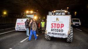 epa12637973 Protesters from the 'Confederation Paysanne' (CP) agricultural union gather and attempt to use tractors to slow down the Paris ring road during a protest against the Mercosur trade deal, in Paris, France, 09 January 2026. As the European Union is set to hold a landmark vote on the EU-Mercosur trade agreement on 09 January, a wave of political resistance and protests spread across the continent.  EPA/CHRISTOPHE PETIT TESSON