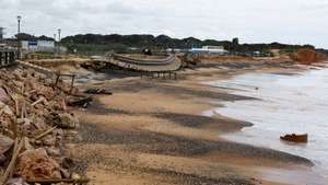 Praia do Forte Novo, Quarteira, 2 de abril de 2024. Agência Portuguesa do ambiente tem um projeto de 14 milhões de euros para repor areia numa faixa  litoral que inclui a praia do Forte Novo cujo areal desapareceu após o temporal da  última senana. LUÍS FORRA/LUSA
