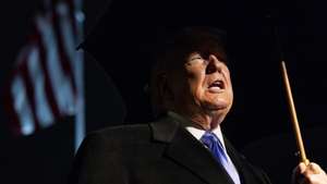 epa12639437 US President Donald Trump speaks to the press before departing the White House in Washington, DC, USA, 09 January 2026. Trump is traveling to Mar-a-Lago in Palm Beach, Florida to spend the weekend.  EPA/BONNIE CASH / POOL