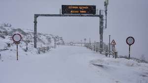 Estrada de acesso à Torre na Serra da Estrela que se encontra encerrada devido à queda de neve, Covilhã.  21 de Dezembro  de 2025. Onze distritos de Portugal continental estão hoje sob aviso laranja, o segundo mais elevado, devido à queda de neve e à agitação marítima, indicou o Instituto Português do Mar e da Atmosfera (IPMA). MIGUEL PEREIRA SA SILVA/ LUSA