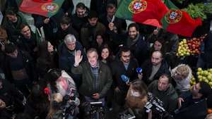 O candidato à Presidência da República, João Cotrim de Figueiredo (C), durante uma ação de campanha no Mercado de Guimarães, 16 de janeiro de 2026. Os portugueses elegem o novo Presidente da República em 18 de janeiro. HUGO DELGADO/LUSA