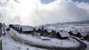 epa12607462 A general view of the snow-covered village of Penhas da Saude in Serra da Estrela (continental Portuguese highest mountain range), Covilha, Portugal, 21 December 2025. Eleven districts in mainland Portugal are under an orange warning, the second highest, due to snowfall and rough seas, according to the Portuguese Institute of the Sea and the Atmosphere (IPMA).  EPA/MIGUEL PEREIRA DA SILVA