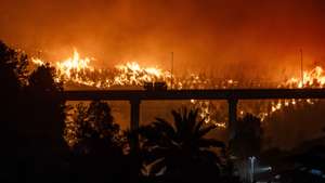 epaselect epa12659301 A forest fire burns in Penco, Chile, 18 January 2026. A total of 16 people have died in several wildfires that are still burning in southern Chile, in the Nuble and Biobio regions, as reported by Public Security Minister Cordero.  EPA/PABLO HIDALGO