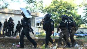 epa12659363 Members of the Special Forces and the Army participates in the operation to take control of the maximum security prison known as 'Renovacion I' in Escuintla, Guatemala, 18 January 2026. Guatemalan security forces regained control of the 'Renovacion I' prison, in the south of the country, following a riot on 17 January.  EPA/ALEX CRUZ