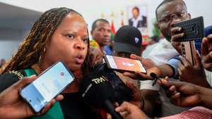 Albertina Ngolo, mandatária da candidatura à presidência da UNITA do político, Adalberto Costa Júnior, fala aos jornalistas após a comissão de mandatos do XIV Congresso Ordinário do partido ter validar a candidatura e formalização ao cargo de presidente da UNITA, em Luanda, Angola, 24 de outubro de 2025. Adalberto Costa Júnior e Rafael Massanga Savimbi vão disputar a presidência da UNITA, oposição angolana, em novembro próximo, anunciou hoje a comissão de mandatos do XIV Congresso Ordinário do partido, após validar as duas candidaturas. AMPE ROGÉRIO/LUSA