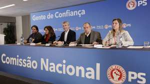 O secretário-geral do Partido Socialista (PS), José Luís Carneiro (C), ladeado pelo presidente do partido, Carlos César (2-D), e pela presidente da Câmara Municipal de Matosinhos, Luísa Salgueiro (2-E), no início da reunião da Comissão Nacional do Partido Socialista, em Lisboa, 24 de janeiro de 2026. MARCOS BORGA/LUSA
