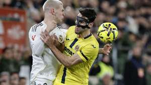 epa12678433 Villarreal's Alfonso Pedraza (R) in action against Real Madrid's Franco Mastantuono (L) during the Spanish LaLiga soccer match between Villarreal CF and Real Madrid, in Villarreal, Spain, 24 January 2026.  EPA/Kai Forsterling
