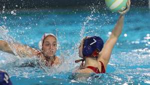 A jogadora de Portugal, Nunes I. (E), disputa a bola com a jogadora de Espanha, Ruiz Barril E. (D), durante o jogo do Europeu de Polo Aquático Feminino, realizado no Complexo Olímpico de Piscinas do Funchal, no Funchal, ilha da Madeira, 27 de janeiro de 2026. HOMEM DE GOUVEIA/LUSA