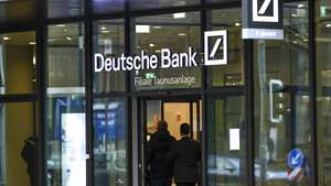 epa12687396 People enter the Deutsche Bank headquarters in Frankfurt am Main, Germany, 28 January 2026. According to the press, investigators have been searching for evidence at Deutsche Bank headquarters in connection with money laundering.  EPA/RONALD WITTEK