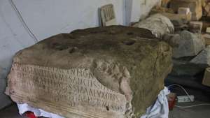 A base de uma estátua romana com mais de duas toneladas e uma inscrição em latim foi encontrada na Vila Adentro de Faro, junto ao local onde se situava o fórum romano da antiga cidade de Ossónoba, 28 de janeiro de 2026. (ACOMPANHA TEXTO DE 30 DE JANEIRO DE 2026). LUÍS FORRA/LUSA