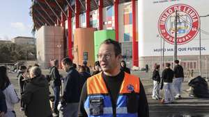 O presidente da Câmara Municipal de Coimbra, Gonçalo Lopes, durante a remoção de detritos provocados pela passagem da depressão Khistin, no centro da cidade de Leiria, 31 janeiro 2026. O Governo decretou situação de calamidade entre as 00:00 de quarta-feira até às 23:59 de dia 01 de fevereiro para cerca de 60 municípios, número que pode aumentar. MANUEL DE ALMEIDA/LUSA