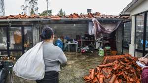 Populares junto a habitações destruídas pelo vento causado pela depressão Kristin, em Pedrógão Grande, 30 de janeiro de 2026. A passagem da depressão Kristin pelo território português deixou um rasto de destruição, causou cinco mortos e vários desalojados. PAULO NOVAIS/LUSA