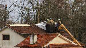Trabalhos de recuperação de um telhado de uma habitação em Figueiró dos Vinhos, 02 de Fevereiro de 2026. A passagem da depressão Kristin por Portugal continental, na quarta-feira, dia 28 de janeiro, deixou um rasto de destruição, causando pelo menos cinco mortos, segundo a Proteção Civil, vários feridos e desalojados.  ESTELA SILVA/LUSA