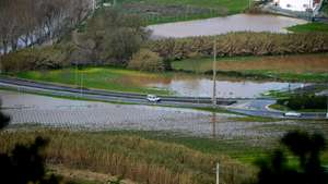 Área agrícola inundada devido ao aumento do caudal do rio Sizandro, depois da passagem da depressão Kristin, em Torres Vedras, 28 de janeiro de 2026. Portugal continental está a ser afetado pelos efeitos da passagem da depressão Kristin, com chuva, vento, neve e agitação marítima, tendo sido emitidos vários avisos pelo Instituto Português do Mar e da Atmosfera (IPMA). CARLOS BARROSO/LUSA