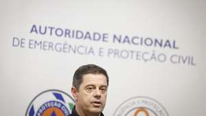 O Comandante Nacional da Proteção Civil, Mário Silvestre, durante uma declaração na sede da Autoridade Nacional de Emergência e Proteção Civil (ANEPC), para fazer um ponto da situação sobre os incêndios, em Carnaxide, Oeiras, 17 de agosto de 2025. A ministra da Administração Interna, Maria Lúcia Amaral, anunciou na declaração que situação de alerta devido ao risco agravado de incêndio foi prorrogada até às 24:00 de terça-feira. ANTÓNIO PEDRO SANTOS/LUSA