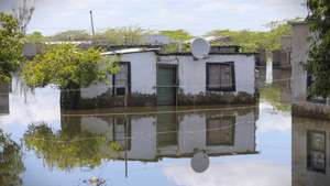 Casa inundada em Chókwe, na província de Gaza, Moçambique, 03 de fevereiro de 2026. As cheias que afetam Moçambique há quase um mês atingiram particularmente Chókwè, no sul, considerado o celeiro do país, com o vale do Limpopo a ocupar em pouco dias 88% do território, engolindo meses de produção agrícola, nomeadamente arroz, além de centenas de casas inundadas e destruídas. (ACOMPANHA TEXTO DA LUSA DO DIA 07 DE FEVEREIRO DE 2026). LUÍSA NHANTUMBO/LUSA