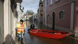 Uma responsável da Proteção Civil fala ao telefone na zona inundada da Ribeira de Santarém, 06 de fevereiro de 2026. Onze pessoas morreram em Portugal desde a semana passada na sequência da passagem das depressões Kristin e Leonardo, que provocaram também algumas centenas de feridos e desalojados. ANTÓNIO PEDRO SANTOS/LUSA
