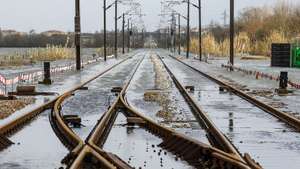 A linha ferroviária do norte está encerrada devido à subida da água do Rio Ega, junto à estação ferroviária de Alfarelos, devido ao mau tempo, em Montemor-o-Velho, Coimbra, 05 de fevereiro de 2026. Onze pessoas morreram em Portugal desde a semana passada na sequência da passagem das depressões Kristin e Leonardo, que provocaram também algumas centenas de feridos e desalojados. PAULO NOVAIS/LUSA