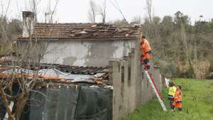 Bombeiros voluntários de Oeiras reparam um telhado de uma casa em Cardiais, Vila Cã, Leiria, 05 de fevereiro de 2026. Onze pessoas morreram em Portugal desde a semana passada na sequência da passagem das depressões Kristin e Leonardo, que provocaram também algumas centenas de feridos e desalojados.  ANTÓNIO PEDRO SANTOS/LUSA