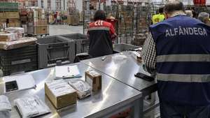 Elementos do Infarmed, da Autoridade Tributária e da Polícia Judiciária participam na operação internacional Pangea, coordenada pela Interpol e focada no combate à venda ‘online’ de medicamentos falsificados, que decorreu em instalações dos CTT, na região de Lisboa, 10 de abril de 2025. A operação anual Pangea, decorreu desta vez entre dezembro de 2024 e maio de 2025, mas durante todo o ano, graças a um protocolo específico, o Infarmed e a AT verificam encomendas e a autoridade do medicamento analisa e decide se se trata de um medicamento com suspeita de falsificação, ou não, e qual o destino a dar-lhe. (ACOMPANHA TEXTO DA LUSA DO DIA 05 DE JULHO 2025). ANTÓNIO COTRIM/LUSA