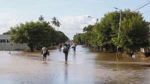 Ruas e estradas da cidade de Xai-Xai, no sul de Moçambique, inundadas e quase desertas na sequência de cheias registadas no país, em Gaza, Moçambique, 30 de janeiro de 2026. Na cidade de Xai-Xai os carros deixaram as ruas, ocupadas por água e barcos a remos, como o puxado pelos gémeos Bila, garantindo o transporte entre cheias há muito não vistas no sul de Moçambique. (ACOMPANHA TEXTO DE 31 DE JANEIRO DE 2026). LUÍSA NHANTUMBO/LUSA